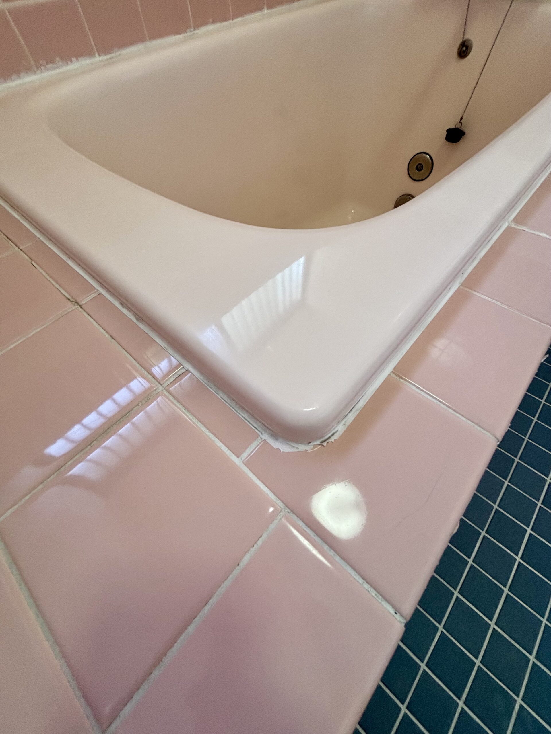 陶器・タイル復元：蓄積されたスケール（水垢）を、素材に合わせた薬剤と手順で段階的に除去。<br>新品時の滑らかな手触りを取り戻します。