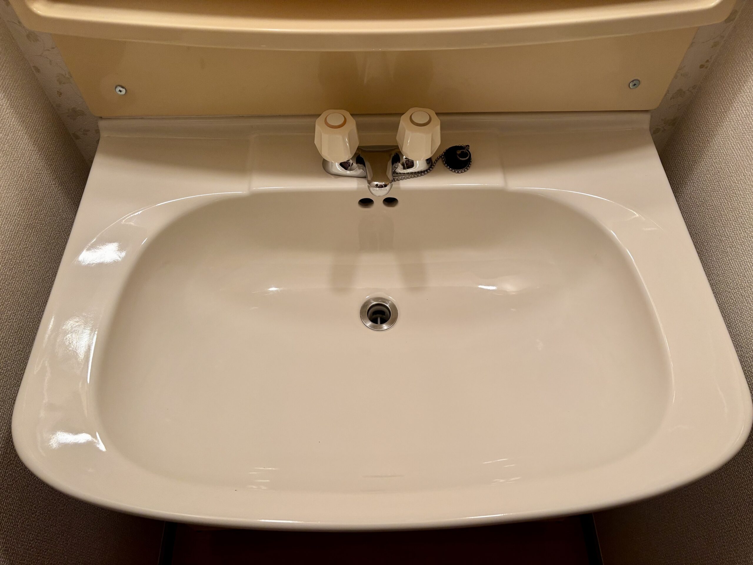 陶器・タイル復元：蓄積されたスケール（水垢）を、素材に合わせた薬剤と手順で段階的に除去。<br>新品時の滑らかな手触りを取り戻します。