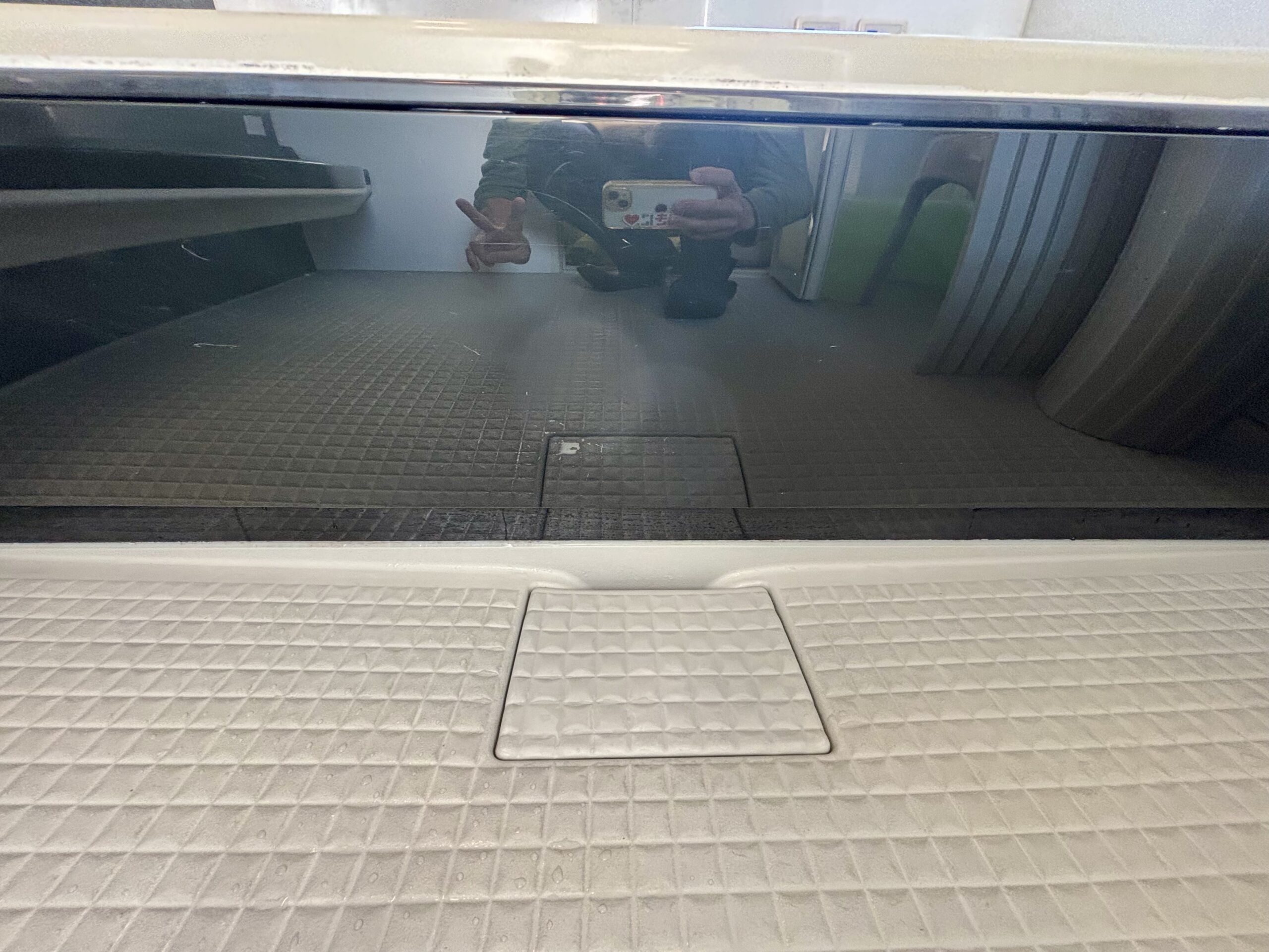 鏡面再生：ただ洗うだけでは戻らない、景色を映し出すほどの輝きを。<br>研磨によって面を整えることで、汚れを寄せ付けない仕上がりを実現します。