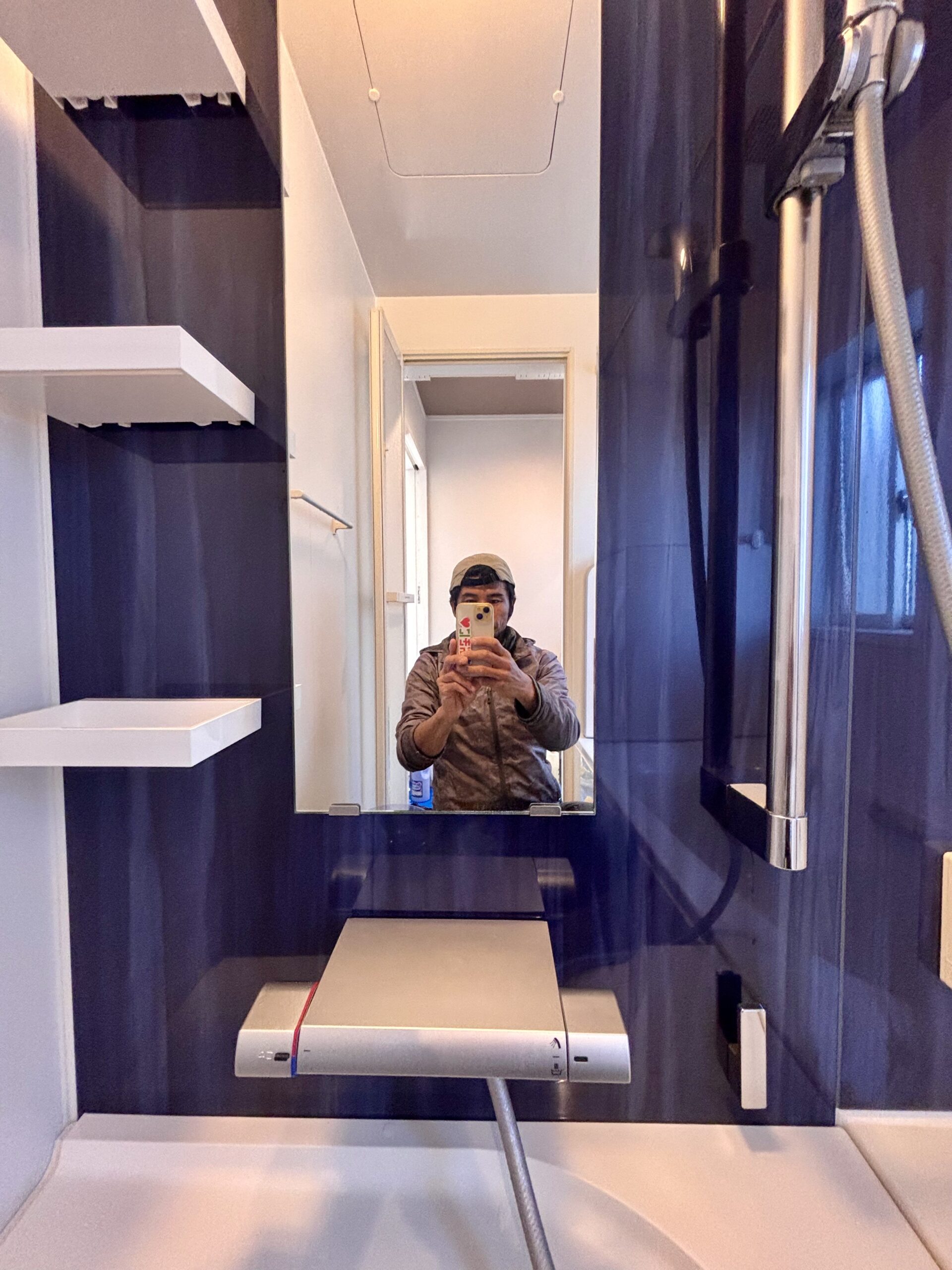 鏡面再生：ただ洗うだけでは戻らない、景色を映し出すほどの輝きを。<br>研磨によって面を整えることで、汚れを寄せ付けない仕上がりを実現します。